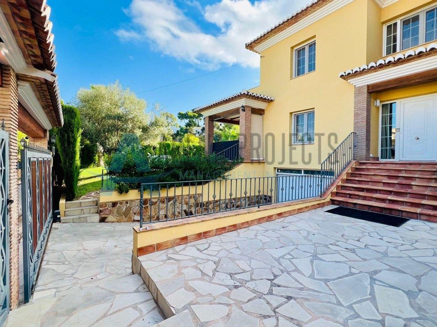 Einzelhaus zum Verkauf in Denia mit 4 Schlafzimmern und 3 Bädern.