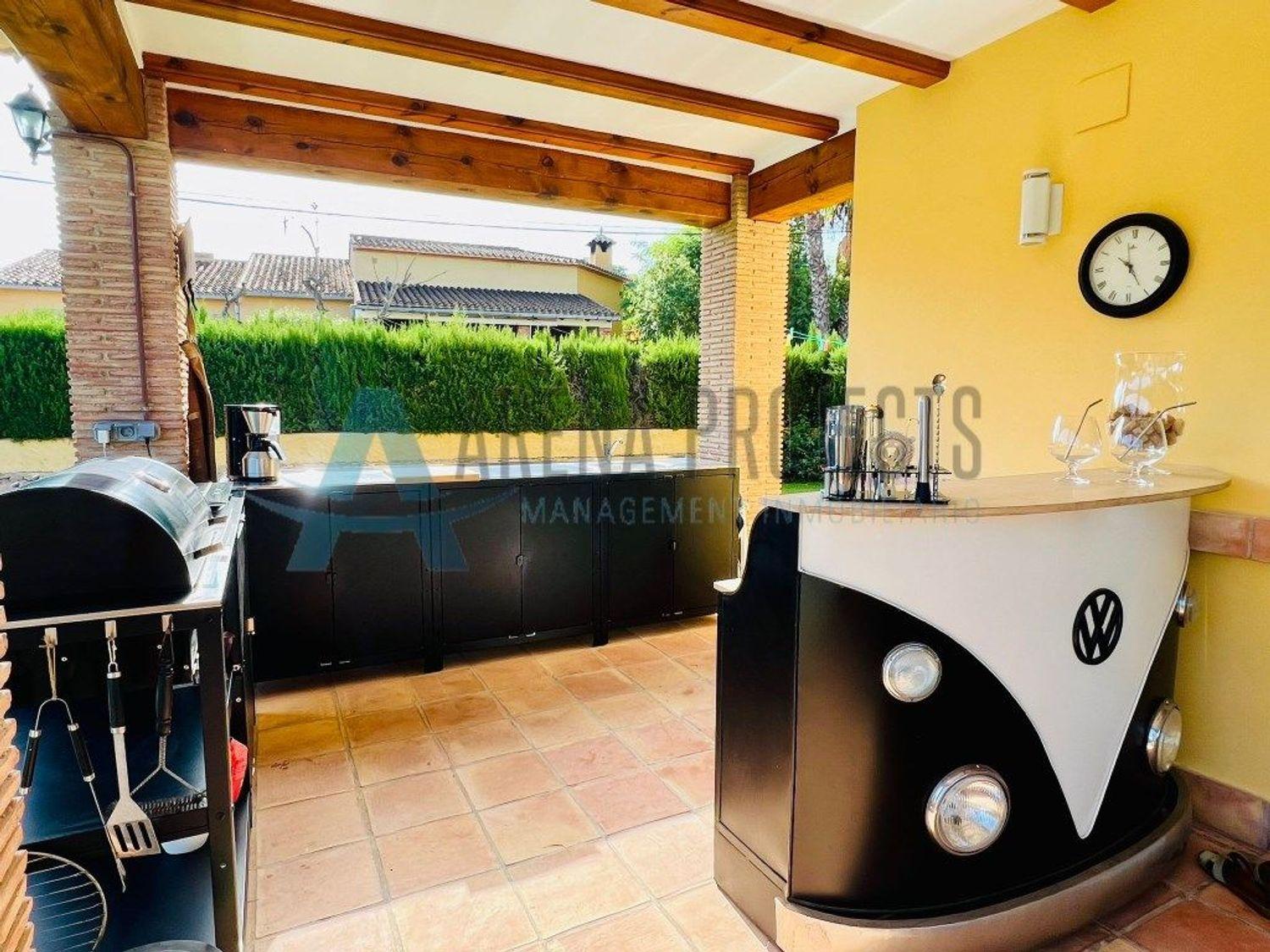 Einzelhaus zum Verkauf in Denia mit 4 Schlafzimmern und 3 Bädern.