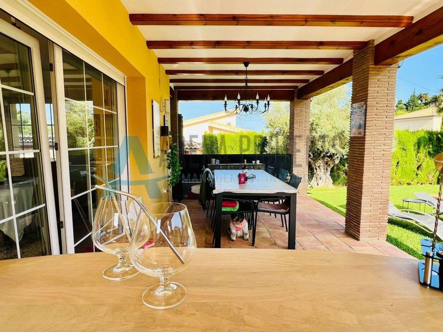 Einzelhaus zum Verkauf in Denia mit 4 Schlafzimmern und 3 Bädern.