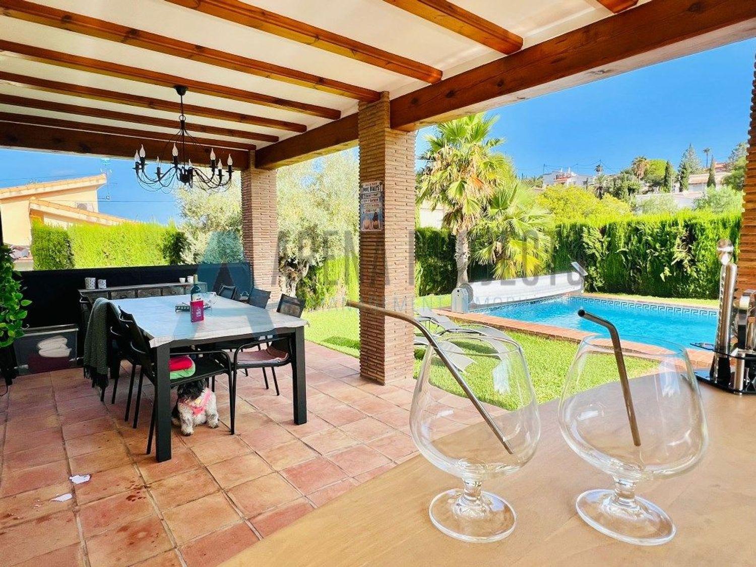 Einzelhaus zum Verkauf in Denia mit 4 Schlafzimmern und 3 Bädern.