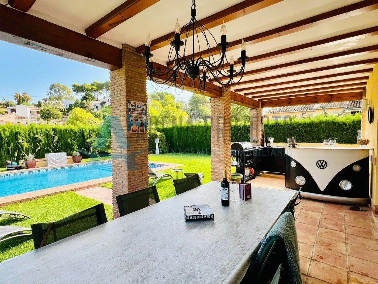 Einzelhaus zum Verkauf in Denia mit 4 Schlafzimmern und 3 Bädern.
