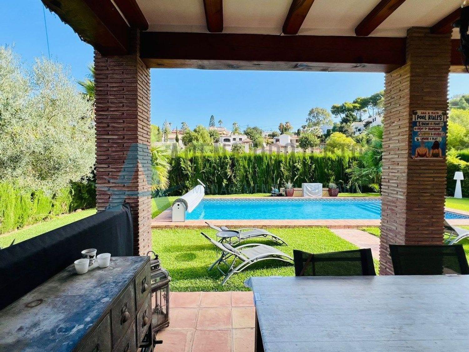 Einzelhaus zum Verkauf in Denia mit 4 Schlafzimmern und 3 Bädern.