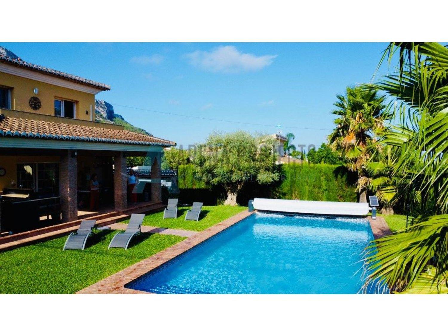 Einzelhaus zum Verkauf in Denia mit 4 Schlafzimmern und 3 Bädern.