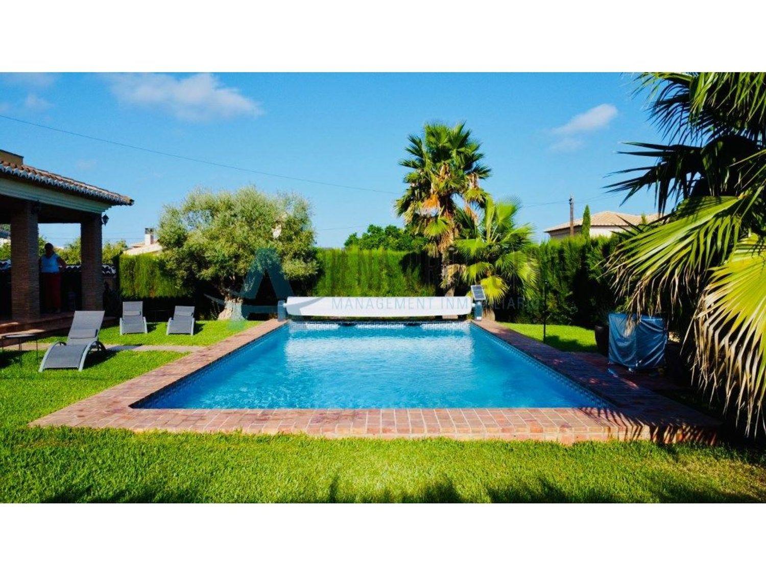Einzelhaus zum Verkauf in Denia mit 4 Schlafzimmern und 3 Bädern.