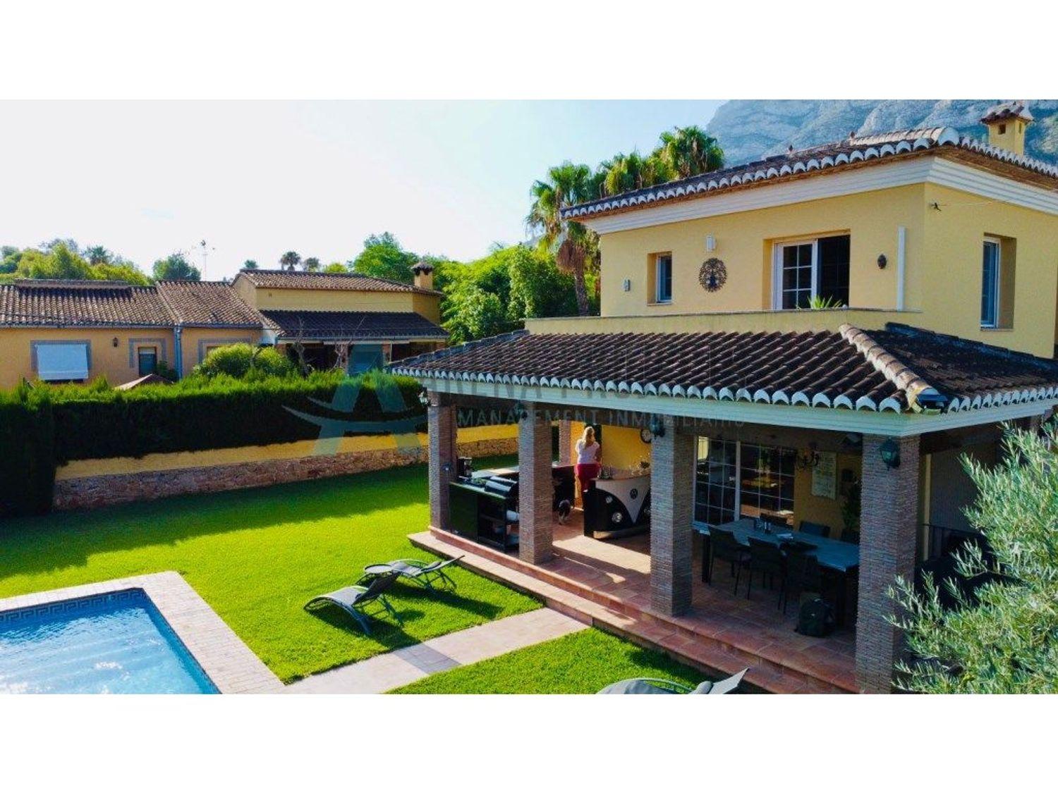 Einzelhaus zum Verkauf in Denia mit 4 Schlafzimmern und 3 Bädern.