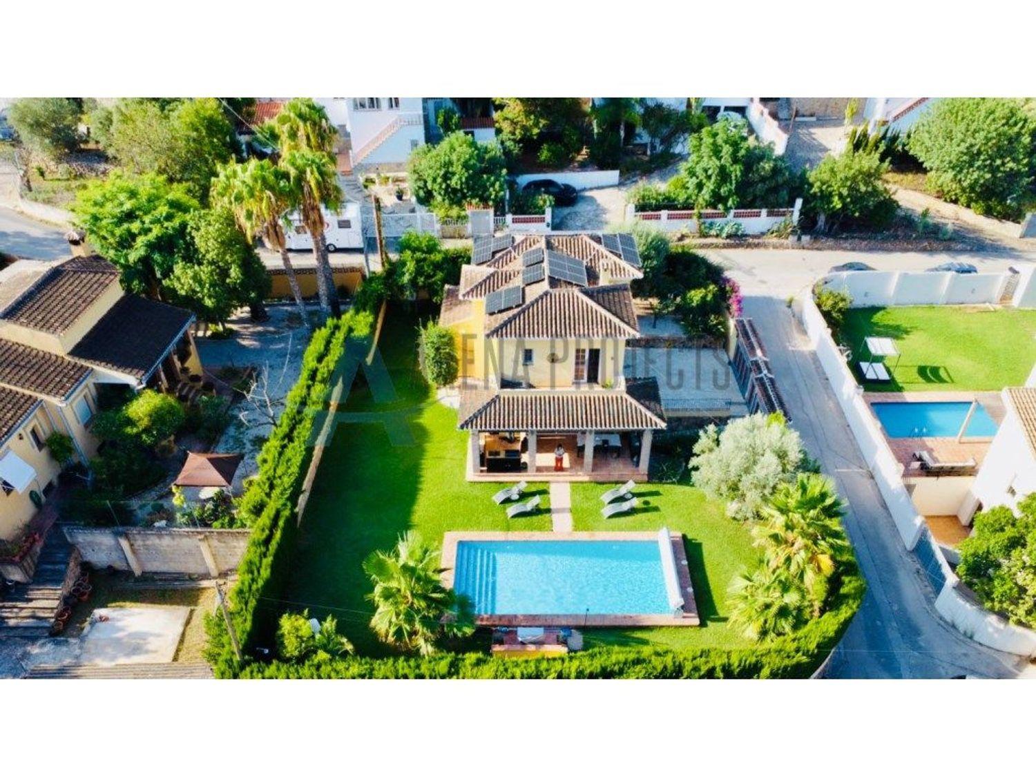 Einzelhaus zum Verkauf in Denia mit 4 Schlafzimmern und 3 Bädern.