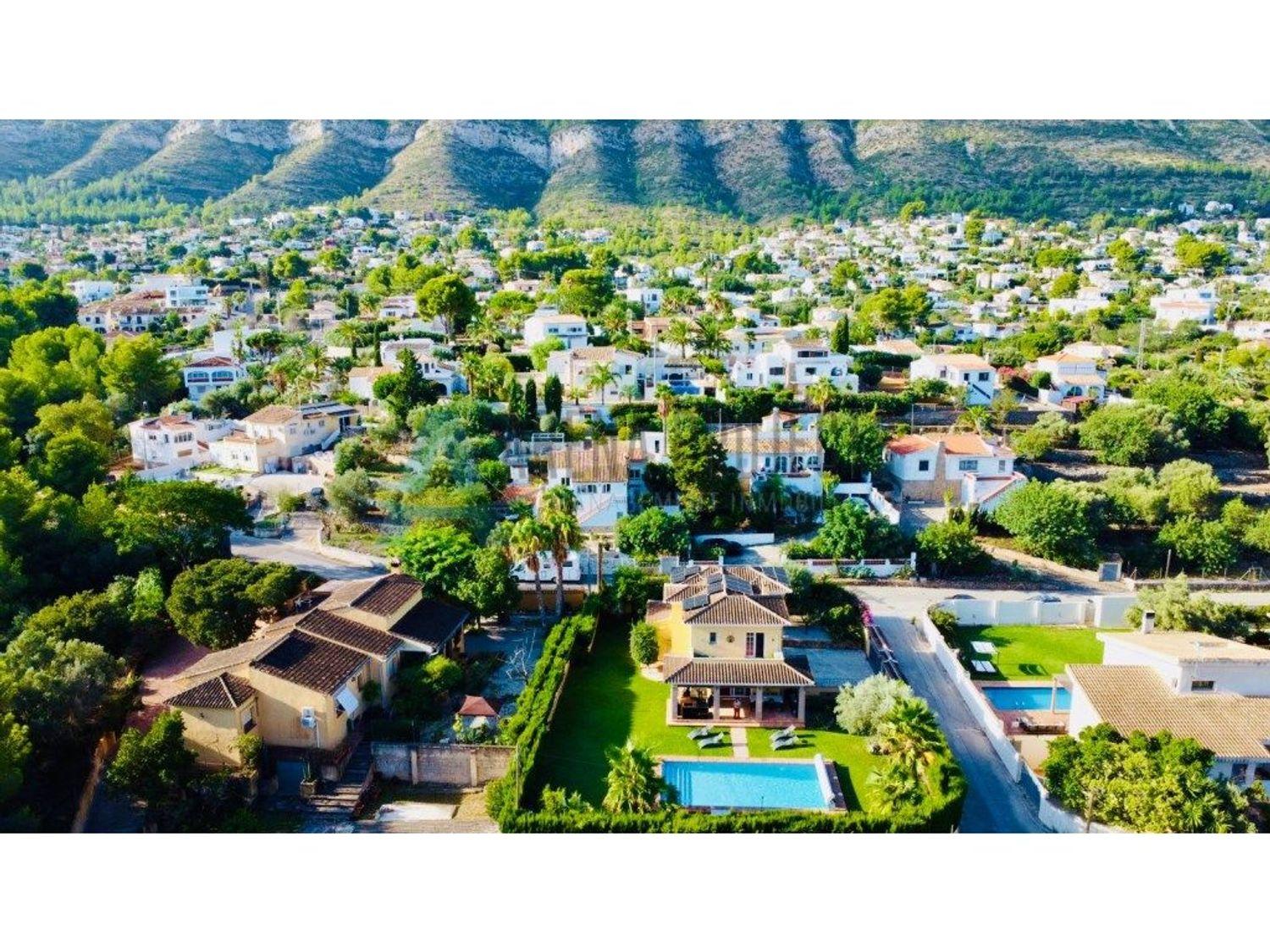 Einzelhaus zum Verkauf in Denia mit 4 Schlafzimmern und 3 Bädern.