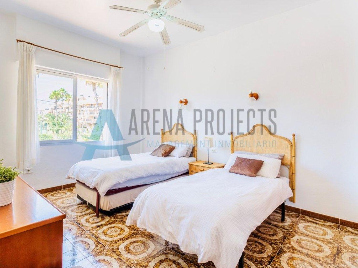 En Venta: Apartamento espacioso con piscina y pista de tenis a solo 50 m de la playa – Las Marinas, Dénia