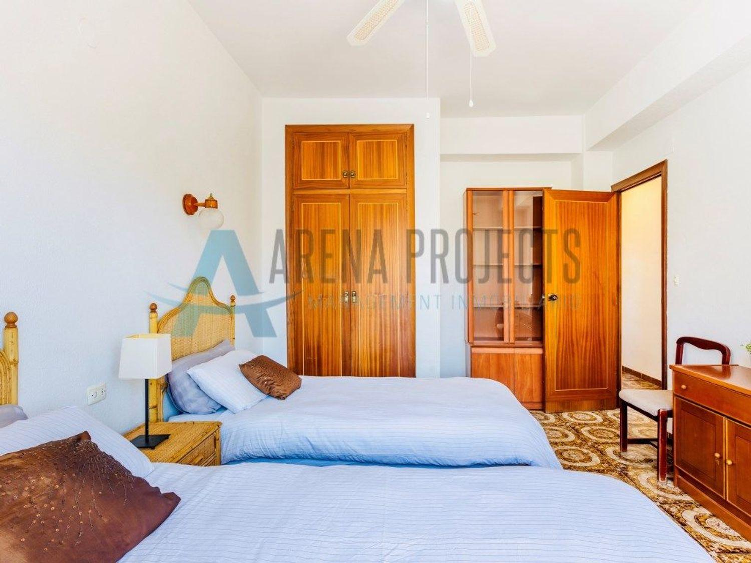 En Venta: Apartamento espacioso con piscina y pista de tenis a solo 50 m de la playa – Las Marinas, Dénia