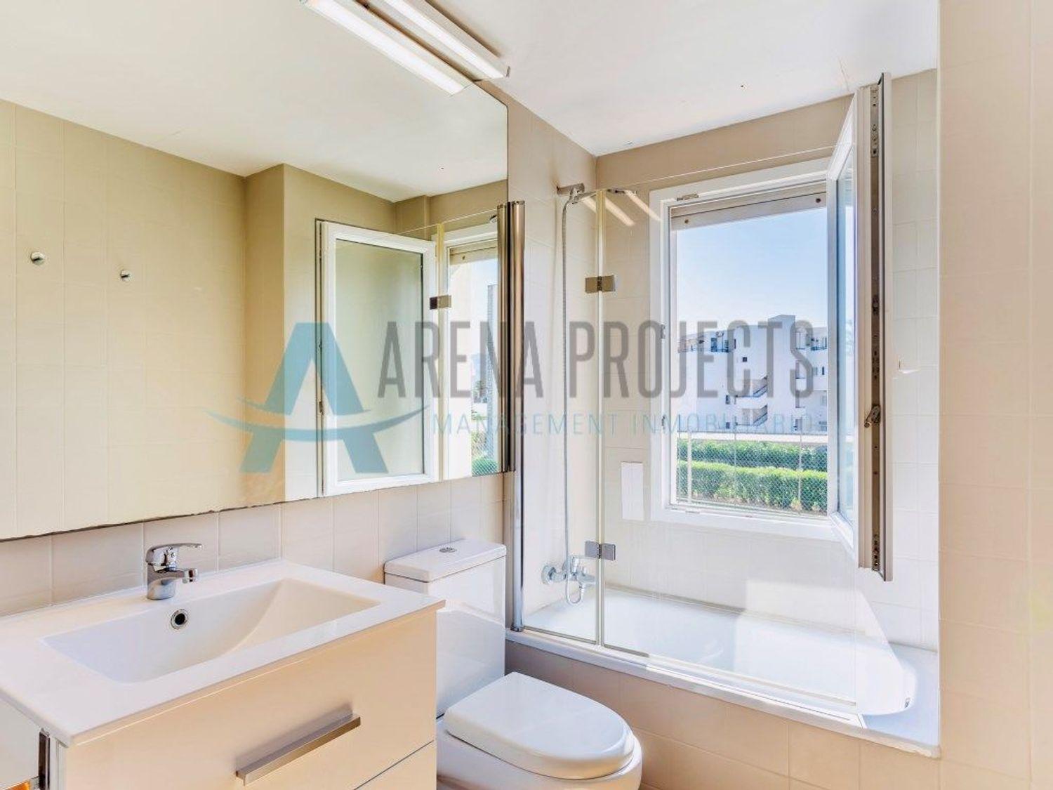 En Venta: Apartamento espacioso con piscina y pista de tenis a solo 50 m de la playa – Las Marinas, Dénia