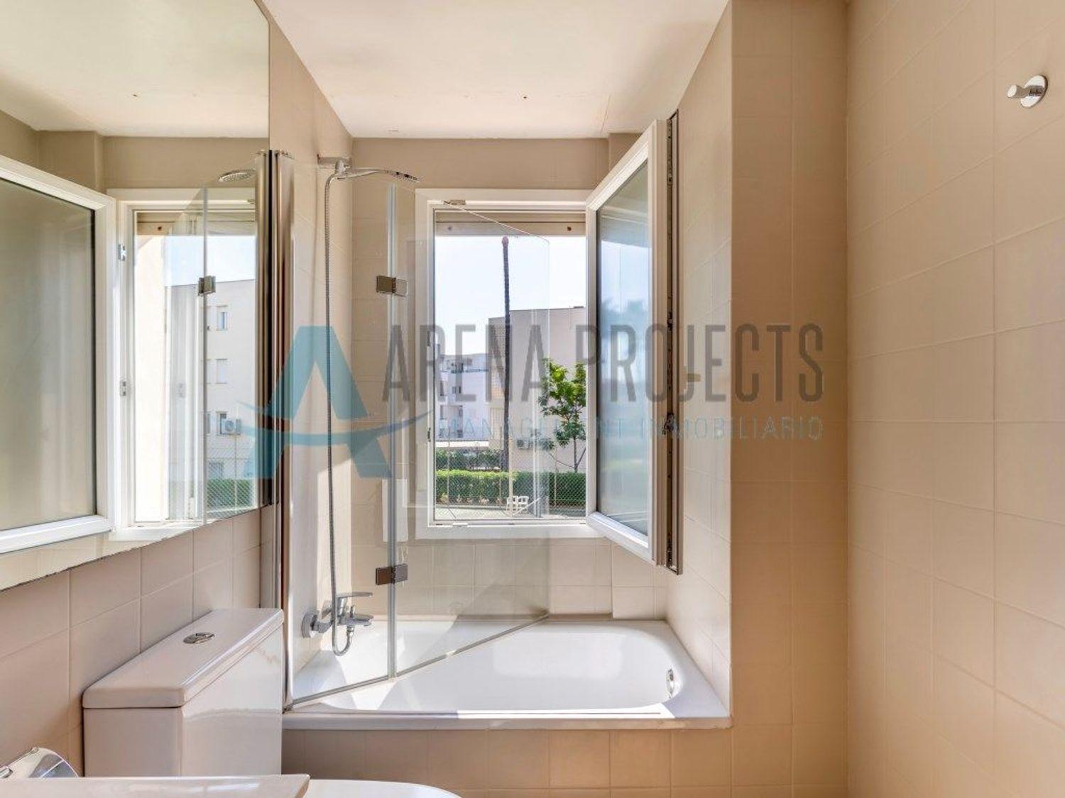 En Venta: Apartamento espacioso con piscina y pista de tenis a solo 50 m de la playa – Las Marinas, Dénia