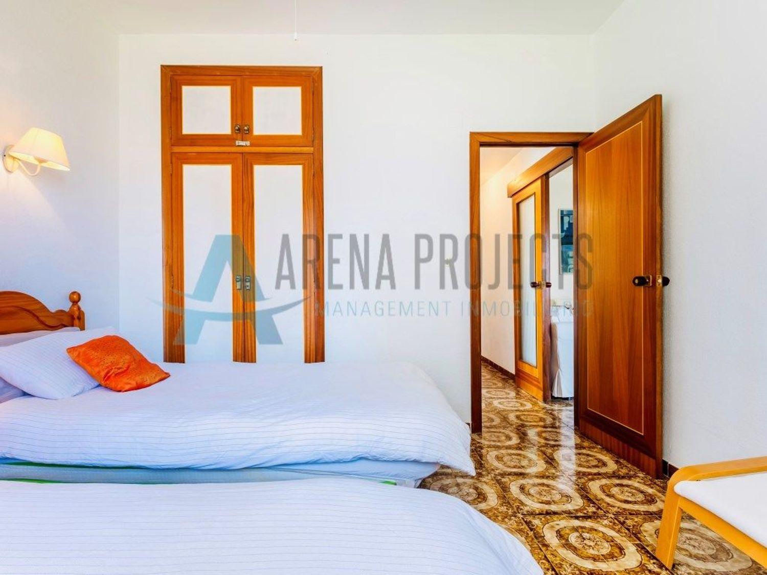 En Venta: Apartamento espacioso con piscina y pista de tenis a solo 50 m de la playa – Las Marinas, Dénia