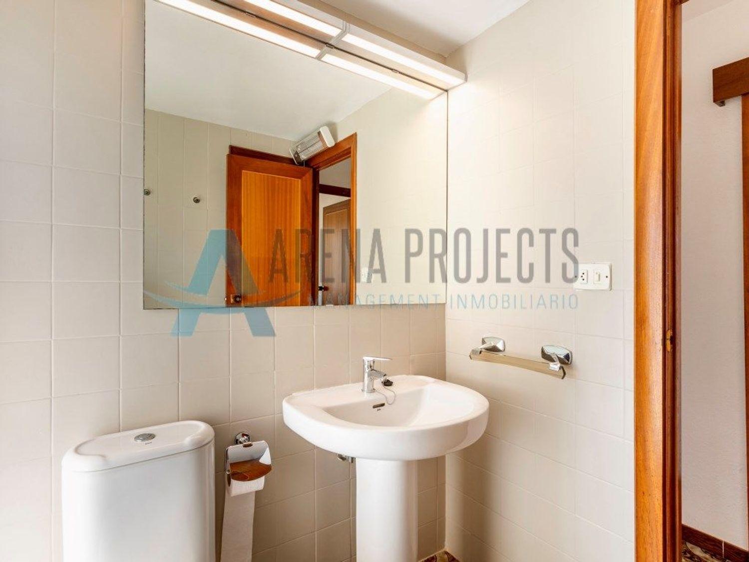 En Venta: Apartamento espacioso con piscina y pista de tenis a solo 50 m de la playa – Las Marinas, Dénia