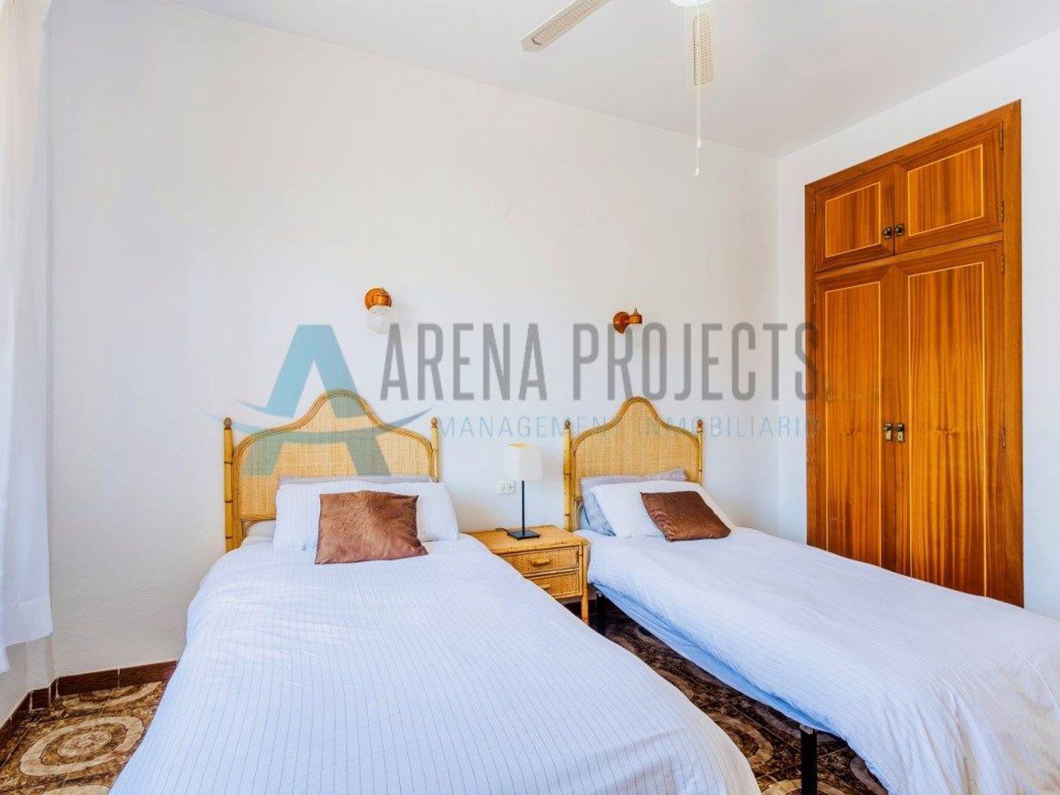 En Venta: Apartamento espacioso con piscina y pista de tenis a solo 50 m de la playa – Las Marinas, Dénia