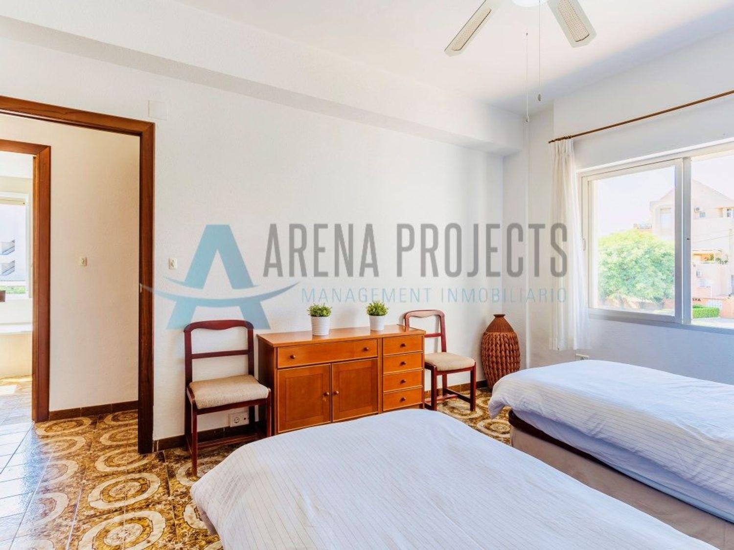 En Venta: Apartamento espacioso con piscina y pista de tenis a solo 50 m de la playa – Las Marinas, Dénia