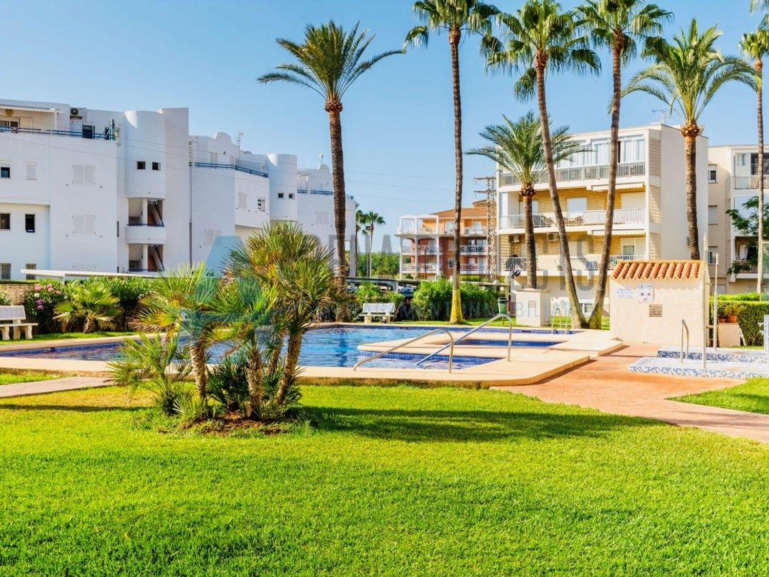 En Venta: Apartamento espacioso con piscina y pista de tenis a solo 50 m de la playa – Las Marinas, Dénia