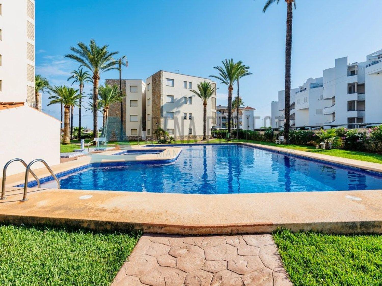 En Venta: Apartamento espacioso con piscina y pista de tenis a solo 50 m de la playa – Las Marinas, Dénia