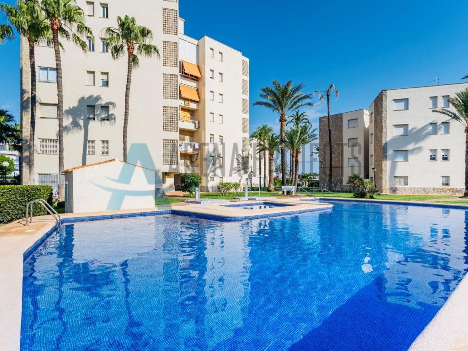 En Venta: Apartamento espacioso con piscina y pista de tenis a solo 50 m de la playa – Las Marinas, Dénia