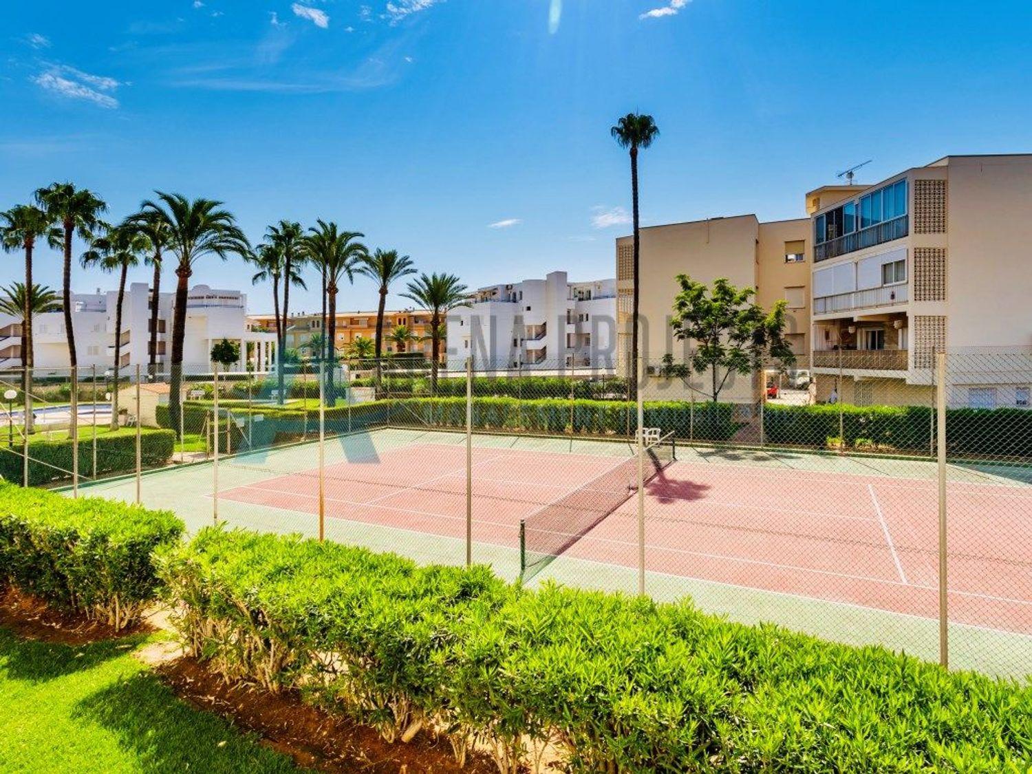 En Venta: Apartamento espacioso con piscina y pista de tenis a solo 50 m de la playa – Las Marinas, Dénia