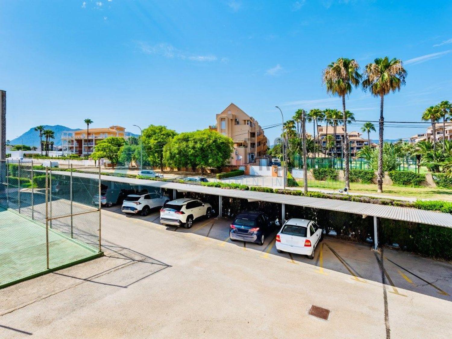 En Venta: Apartamento espacioso con piscina y pista de tenis a solo 50 m de la playa – Las Marinas, Dénia