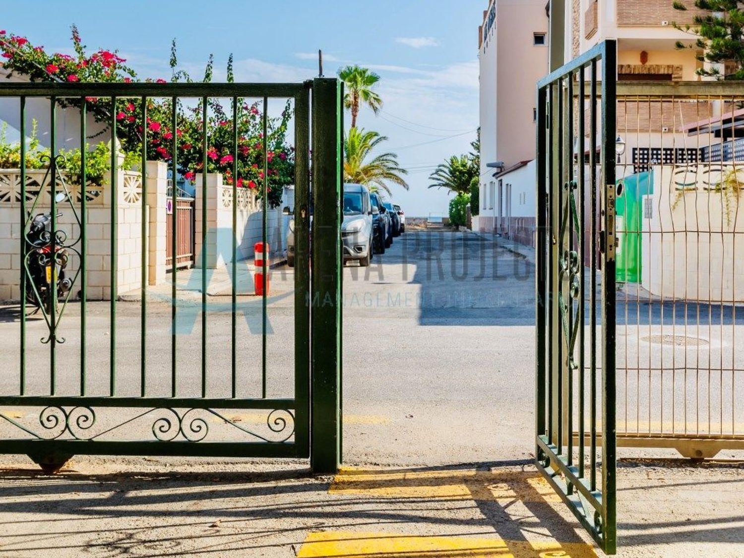 En Venta: Apartamento espacioso con piscina y pista de tenis a solo 50 m de la playa – Las Marinas, Dénia