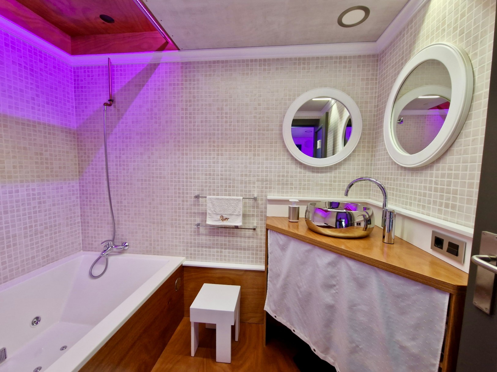 Zu verkaufen: Exklusive Erdgeschosswohnung mit privatem Garten gegenüber dem Yachtclub und dem Hafen von Dénia.
