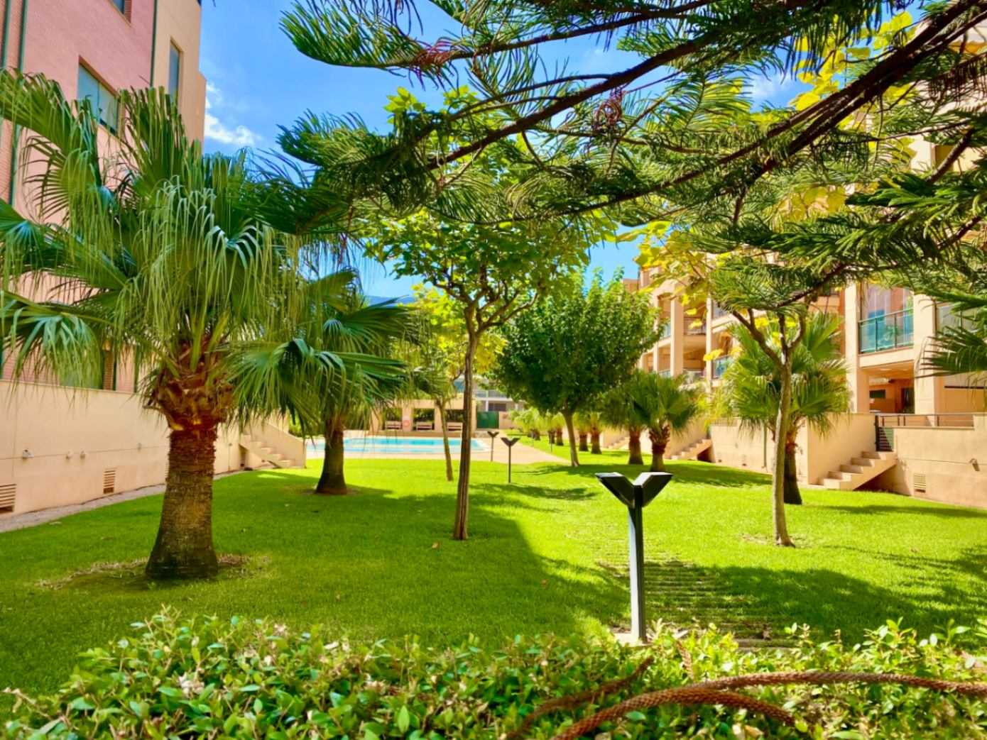 Zu verkaufen: Exklusive Erdgeschosswohnung mit privatem Garten gegenüber dem Yachtclub und dem Hafen von Dénia.