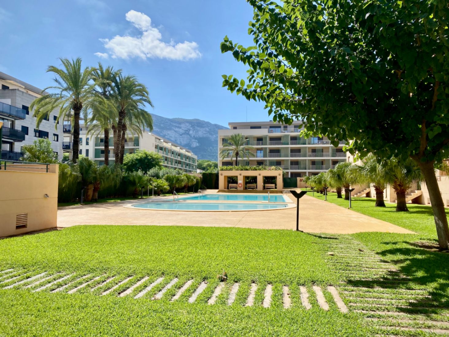 Zu verkaufen: Exklusive Erdgeschosswohnung mit privatem Garten gegenüber dem Yachtclub und dem Hafen von Dénia.