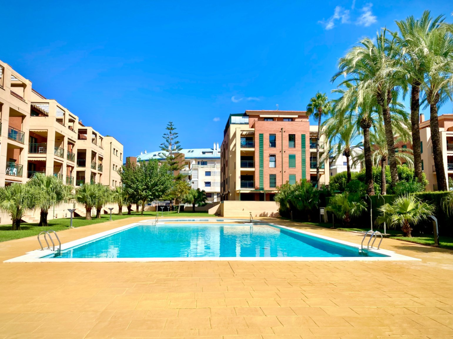 Zu verkaufen: Exklusive Erdgeschosswohnung mit privatem Garten gegenüber dem Yachtclub und dem Hafen von Dénia.