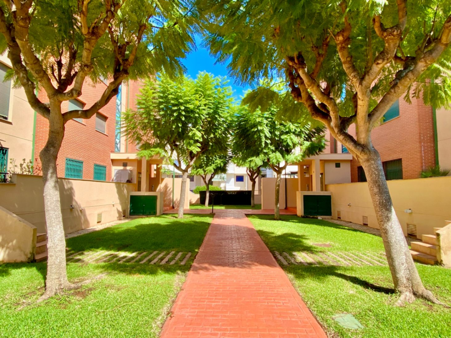 Zu verkaufen: Exklusive Erdgeschosswohnung mit privatem Garten gegenüber dem Yachtclub und dem Hafen von Dénia.