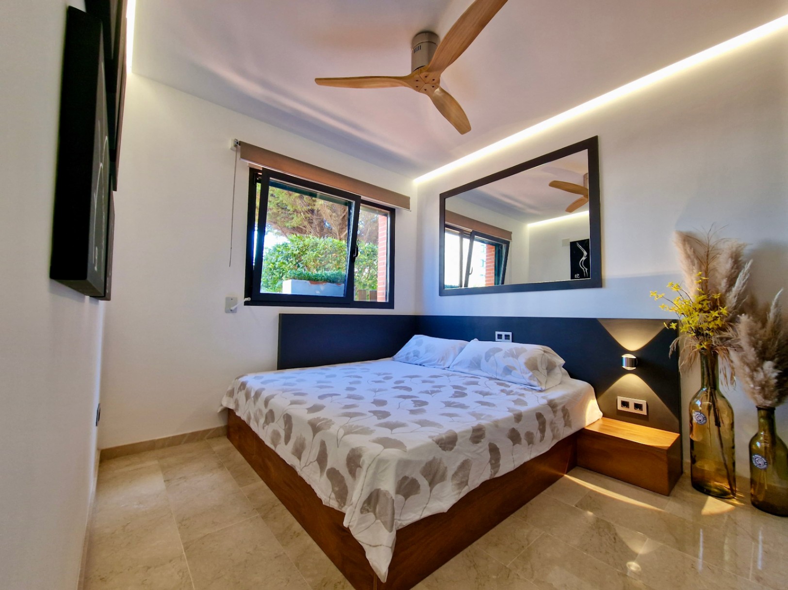 Zu verkaufen: Exklusive Erdgeschosswohnung mit privatem Garten gegenüber dem Yachtclub und dem Hafen von Dénia.