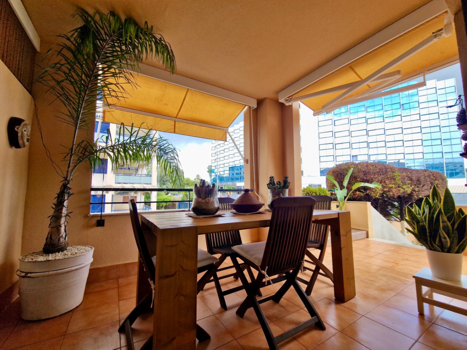 Zu verkaufen: Exklusive Erdgeschosswohnung mit privatem Garten gegenüber dem Yachtclub und dem Hafen von Dénia.