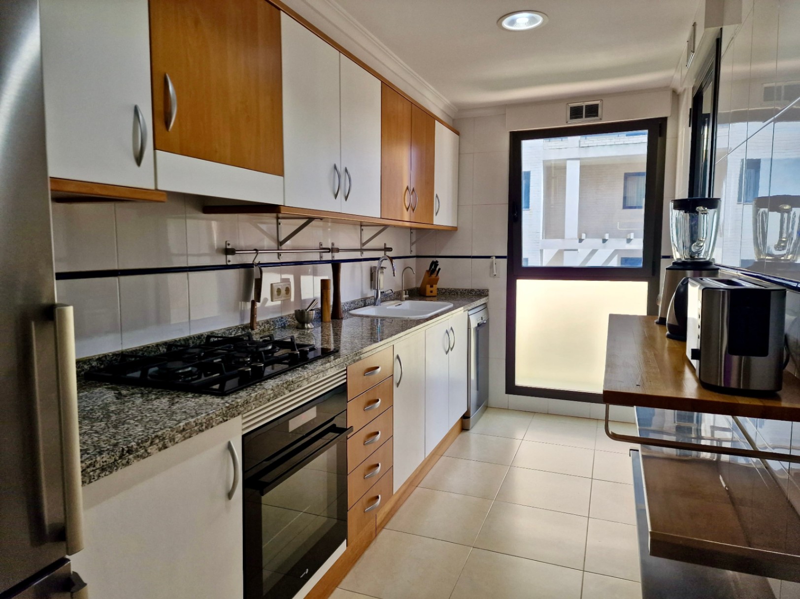 Zu verkaufen: Exklusive Erdgeschosswohnung mit privatem Garten gegenüber dem Yachtclub und dem Hafen von Dénia.