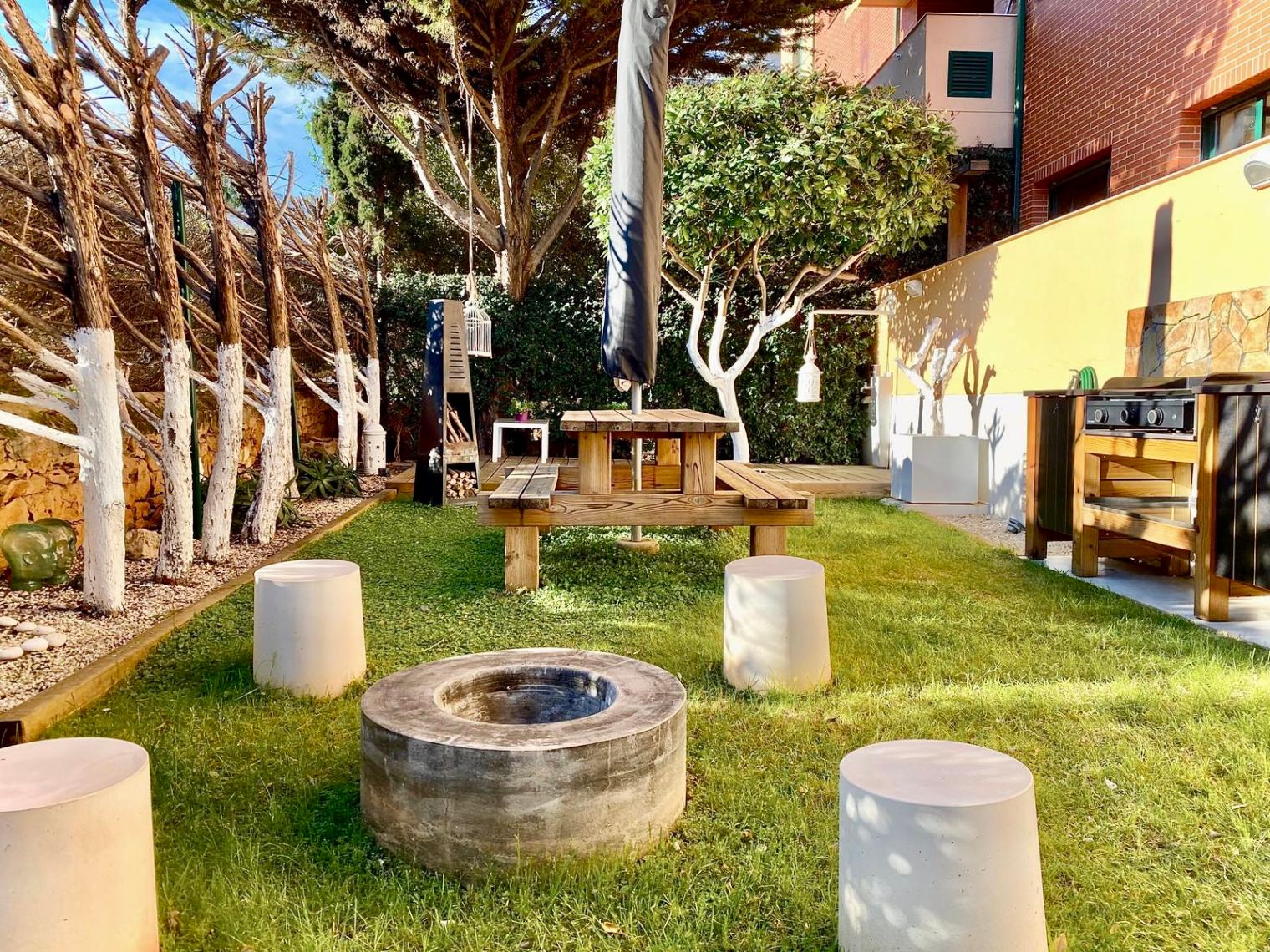 Zu verkaufen: Exklusive Erdgeschosswohnung mit privatem Garten gegenüber dem Yachtclub und dem Hafen von Dénia.