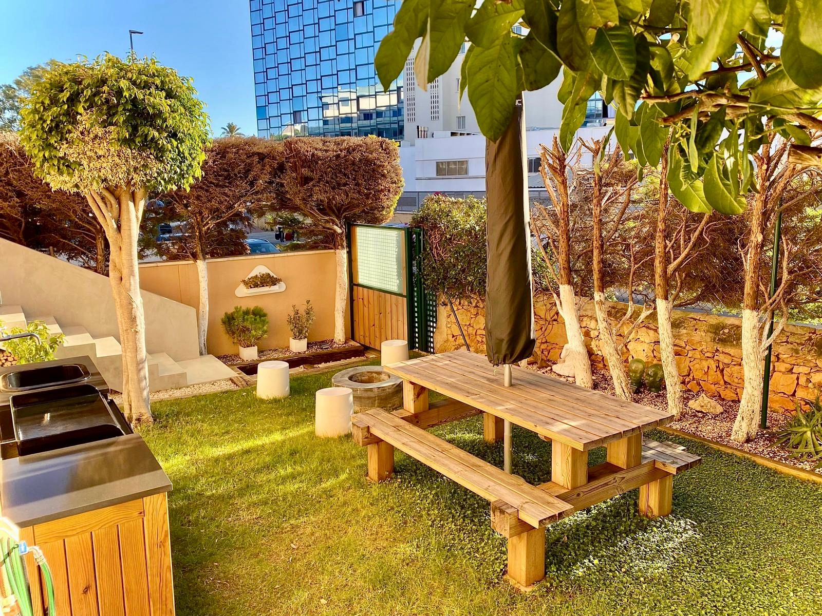 Zu verkaufen: Exklusive Erdgeschosswohnung mit privatem Garten gegenüber dem Yachtclub und dem Hafen von Dénia.