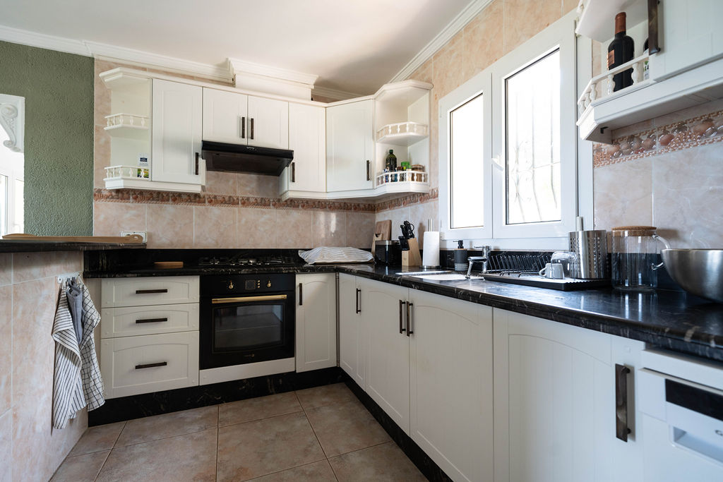 Chalet zu verkaufen mit 5 Schlafzimmern in Pedreguer, Bergregion.