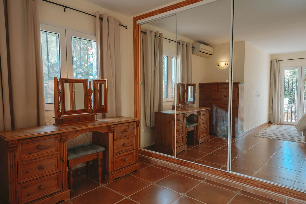 Chalet zu verkaufen mit 5 Schlafzimmern in Pedreguer, Bergregion.