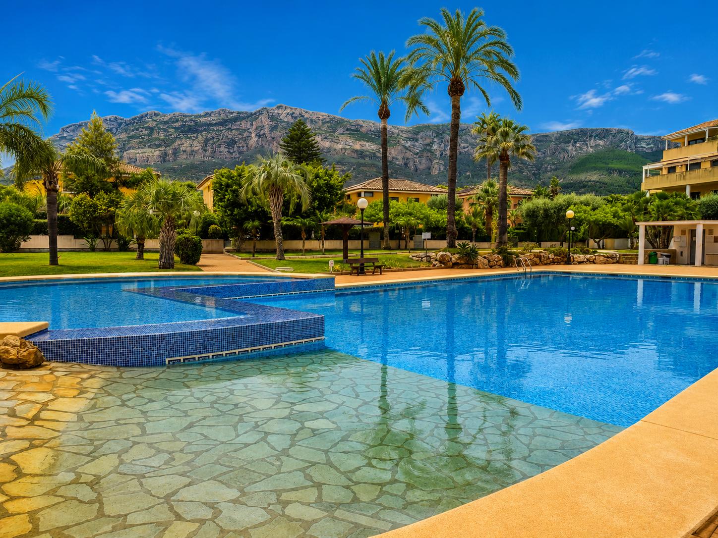 Vivienda duplex en venta de 3 dormitorios y 2 baños en Denia, Alicante