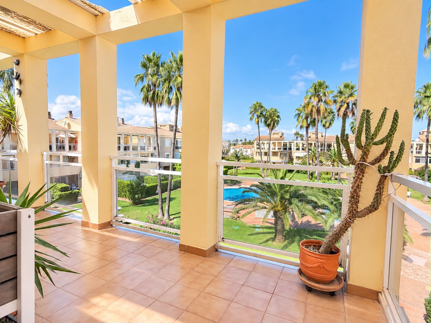 Apartamento en venta de 2 dormitorios con gran terraza en Denia