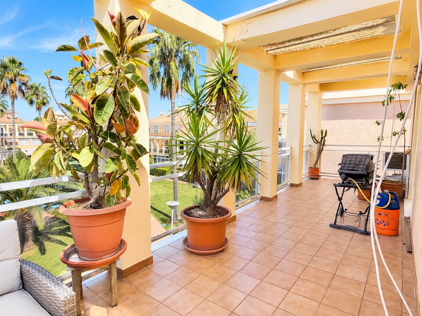 Apartamento en venta de 2 dormitorios con gran terraza en Denia