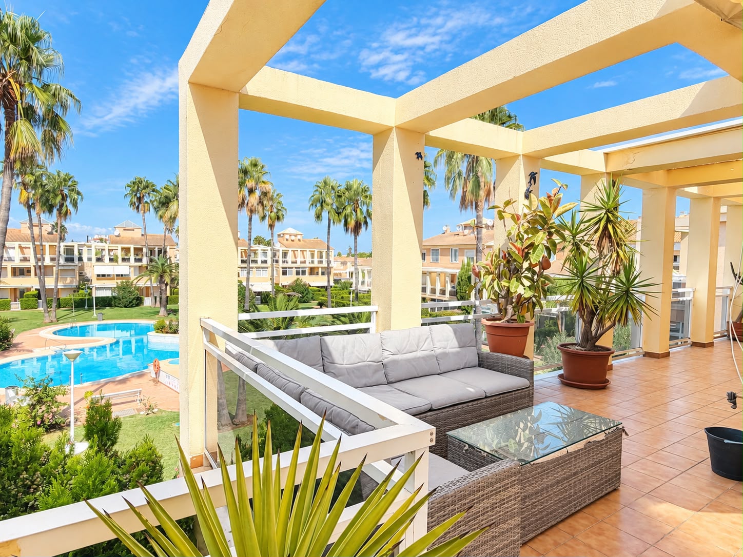 Apartamento en venta de 2 dormitorios con gran terraza en Denia