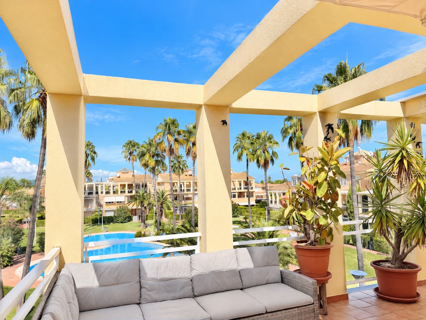 Apartamento en venta de 2 dormitorios con gran terraza en Denia