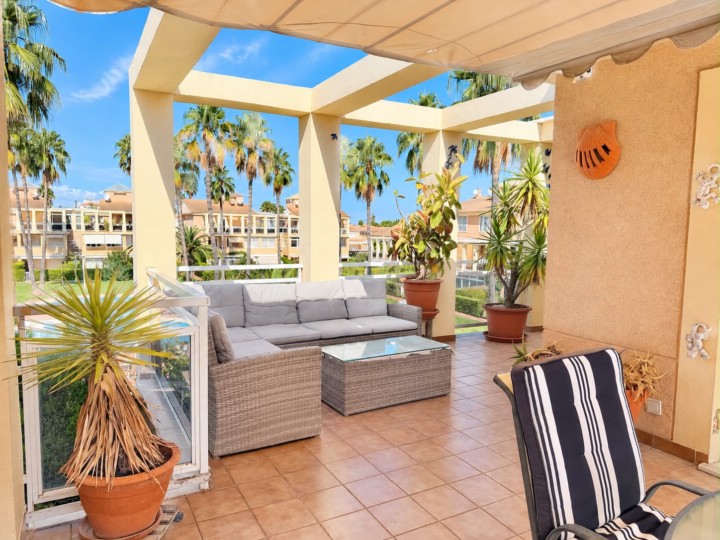 Apartamento en venta de 2 dormitorios con gran terraza en Denia