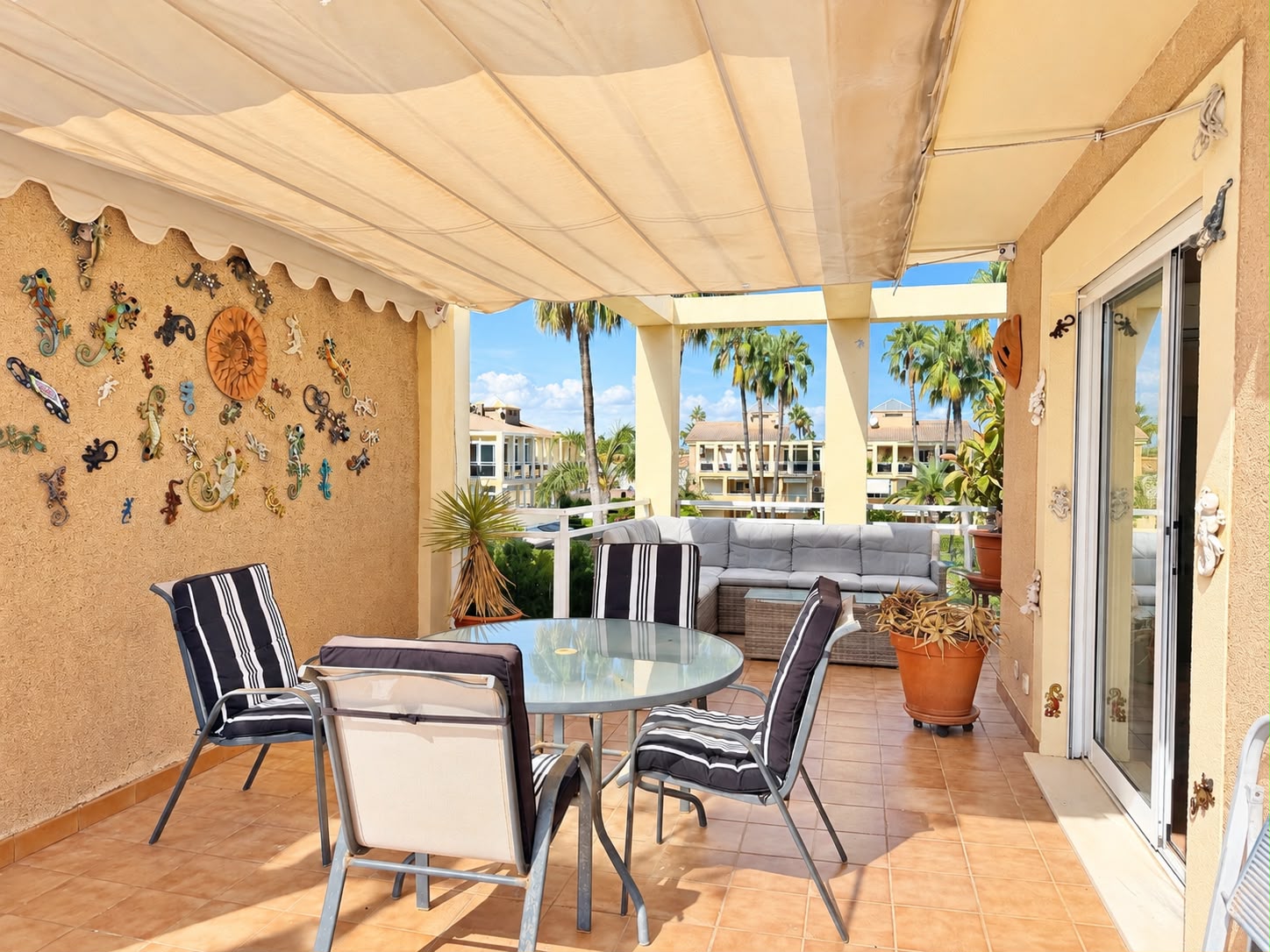 Apartamento en venta de 2 dormitorios con gran terraza en Denia